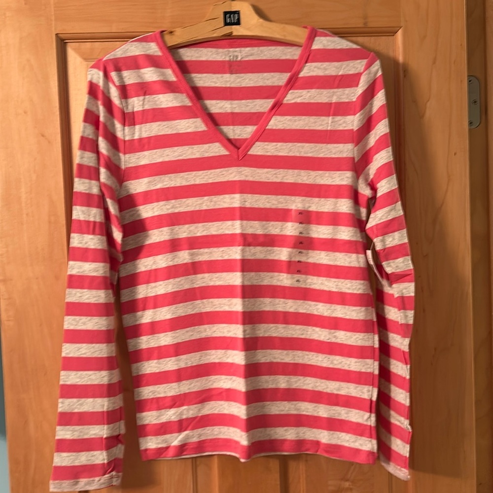 Gap modern long sleeve v- neck tee- size XL